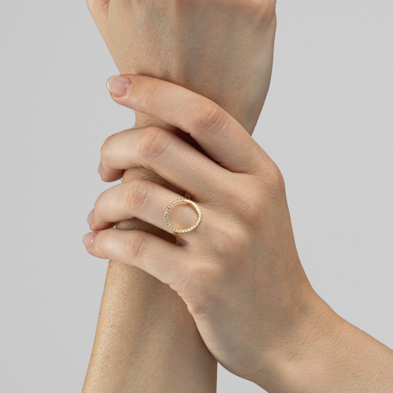 anello in oro giallo cerchio vuoto con diamanti
